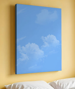 Cielo azul brillante con nubes blancas esponjosas