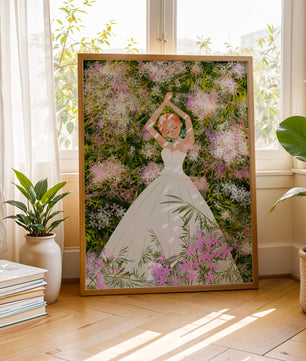 Mujer en vestido blanco acostada entre flores en un jardín