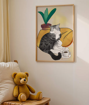 Entspannte Katze mit Kaffee und Pflanze auf gemütlichem Kissen