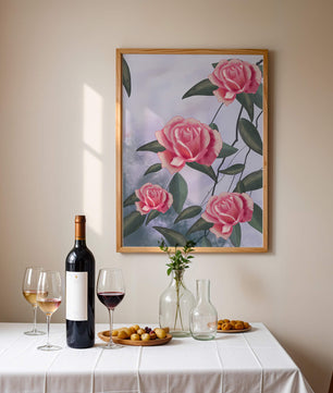 Hermosas rosas rosadas con exuberantes hojas verdes sobre un fondo suave