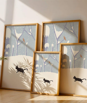Paysage enneigé illustré avec un chat noir joueur et un oiseau dans un décor hivernal