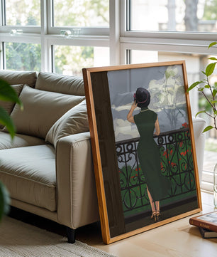 Mujer elegante en un balcón con vista pintoresca y flores rojas