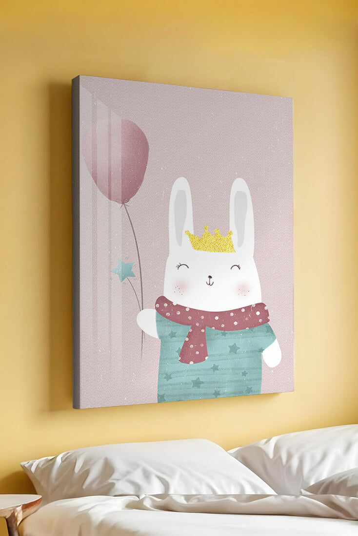 Adorable ilustración de conejito con globo rosa y corona dorada.