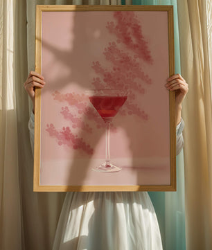 Elegante copa de cóctel roja sobre un fondo texturizado rosa
