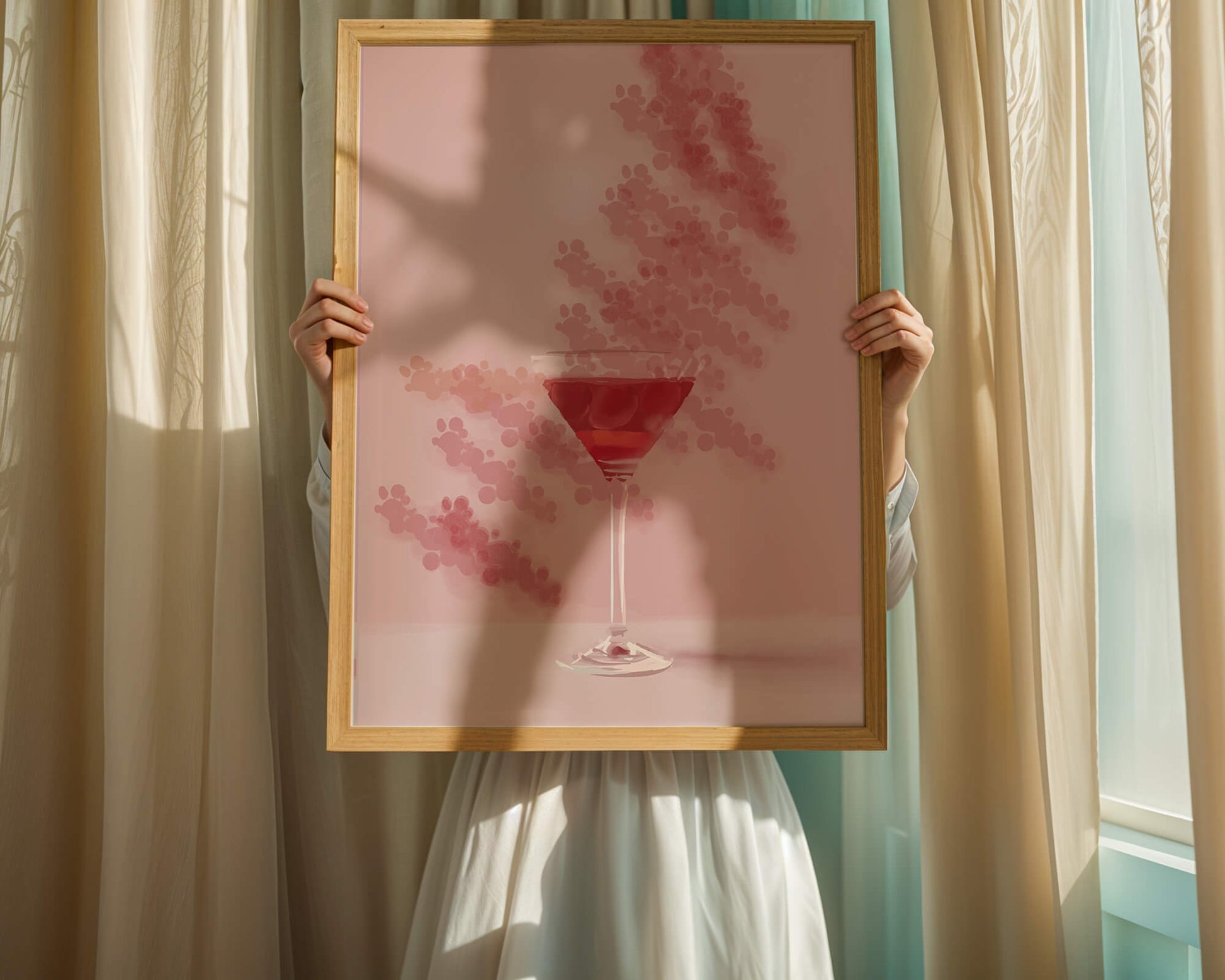 Elegante copa de cóctel roja sobre un fondo texturizado rosa
