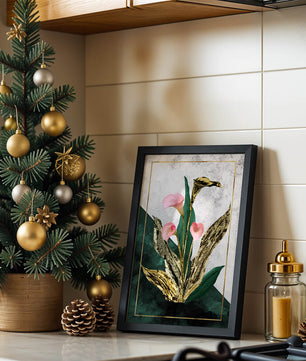 Abstrakte botanische Kunst mit rosa Calla-Lilien und goldenen Blättern