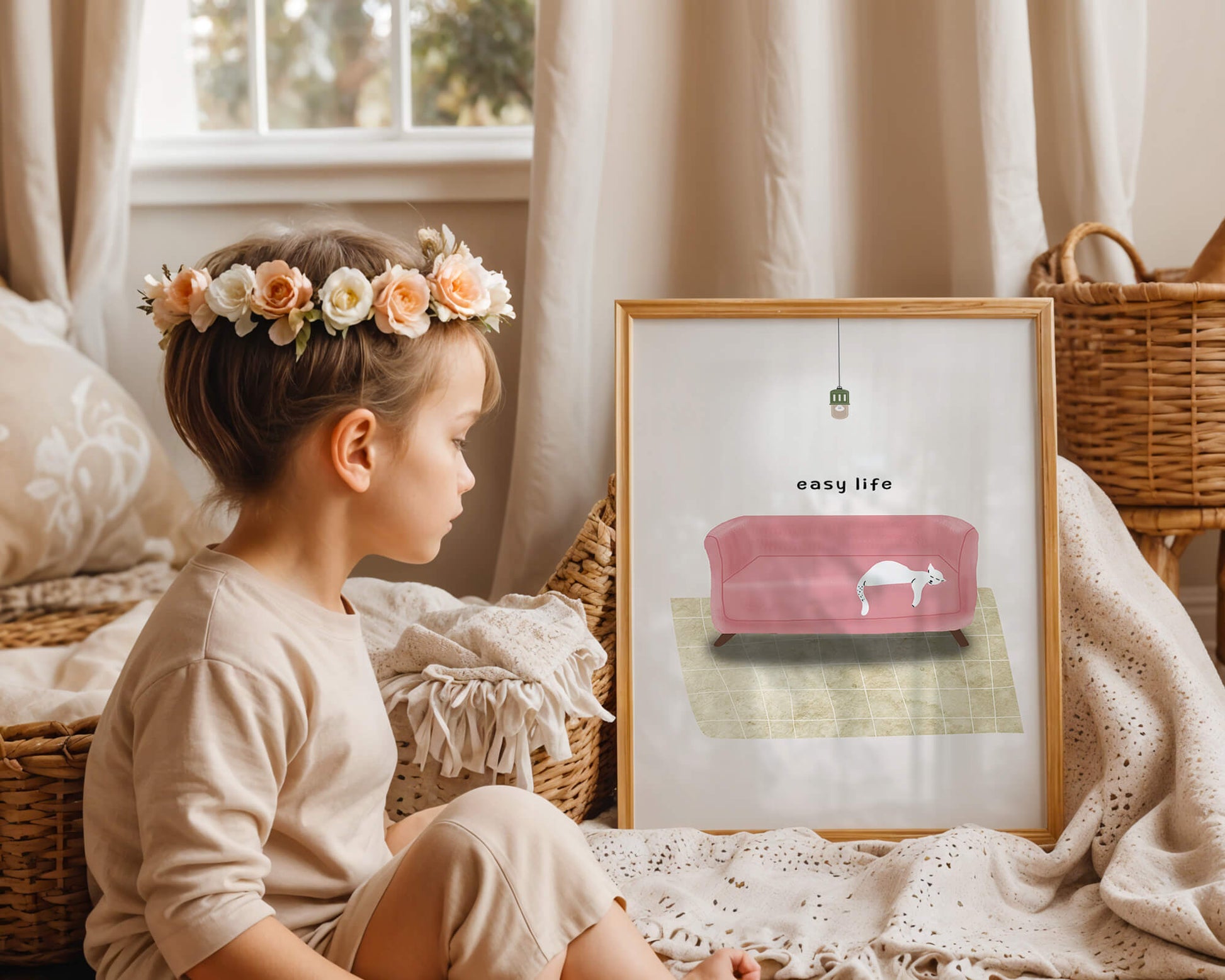 Interior minimalista con sofá rosa y gato blanco relajado