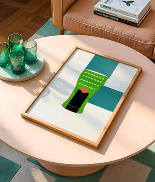 Jarrón verde con patrón de corazón y diseño minimalista
