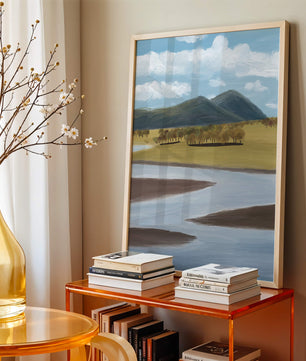 Paisaje sereno con montañas, árboles y río