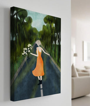 Femme en robe orange marchant sur une route avec des fleurs dans la forêt