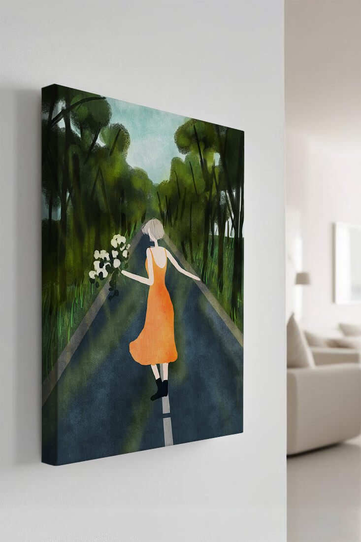Mujer con vestido naranja caminando por una carretera con flores en el bosque