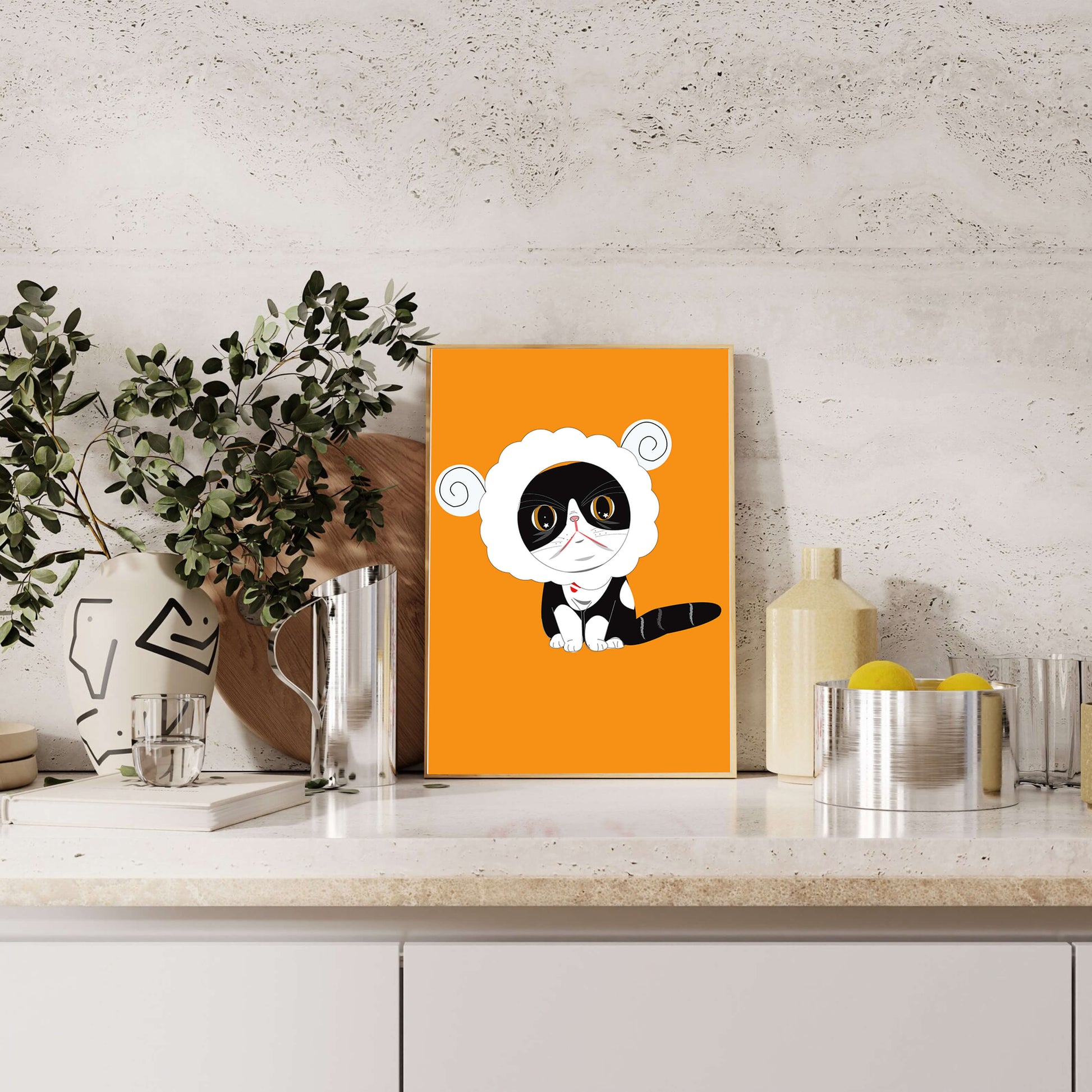Ilustración de un gato disfrazado de oveja sobre un fondo naranja vibrante