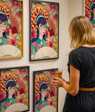 Illustration colorée d’une femme avec une coiffe florale et un fond de poissons