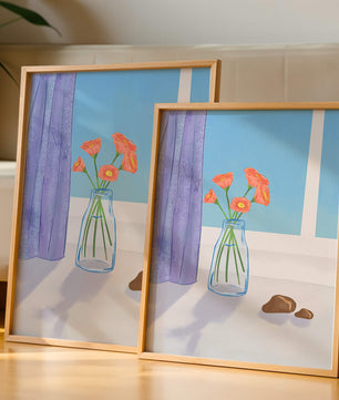 Jarrón con flores naranjas junto a una ventana con cortinas moradas