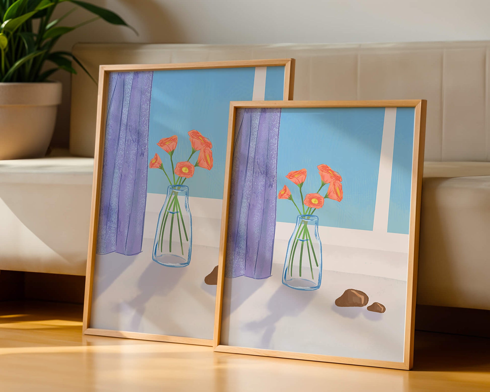 Jarrón con flores naranjas junto a una ventana con una cortina morada.