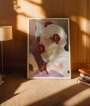 Retrato onírico de una mujer con cabello blanco y flores rojas