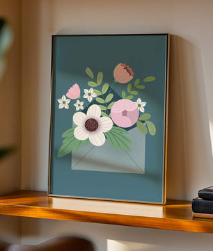 Bouquet floral illustré sortant d'une enveloppe sur un fond bleu sarcelle