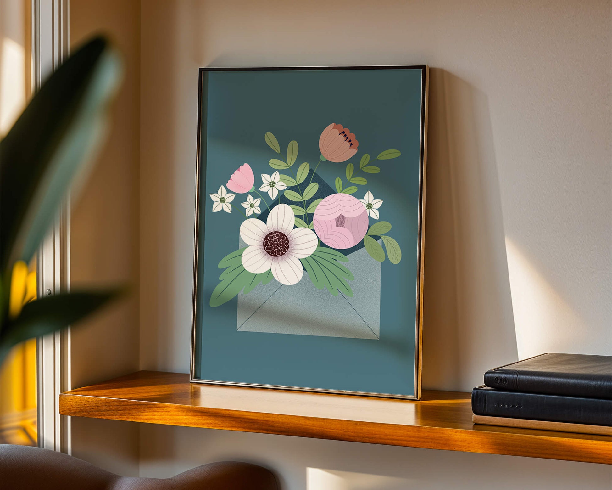 Bouquet floral illustré sortant d'une enveloppe sur un fond bleu sarcelle