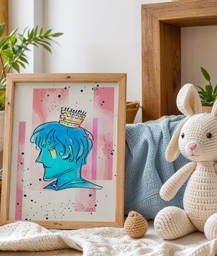 Illustration artistique d’un personnage au visage bleu avec une couronne dorée sur un fond abstrait