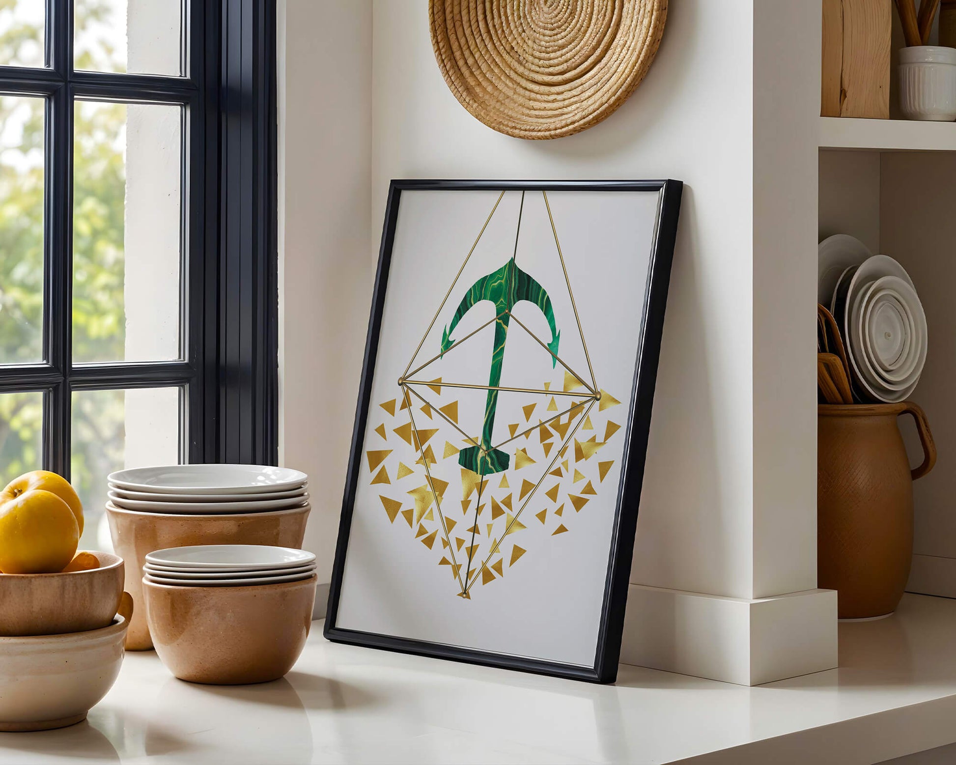 Arte geométrico abstracto con textura de piedra verde y triángulos dorados