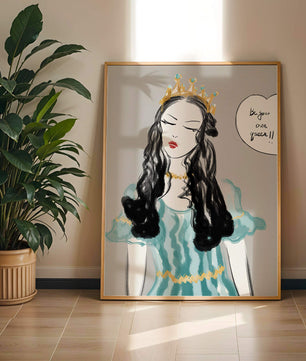 Femme élégante en robe turquoise avec une couronne dorée