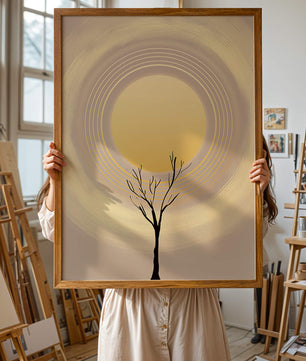 Silueta estilizada de un árbol con círculos concéntricos y un sol grande