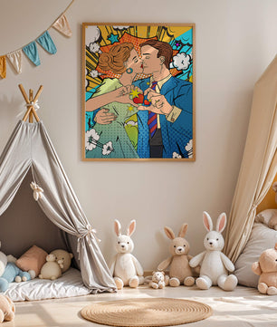 Ilustración de estilo pop art romántico de una pareja besándose con elementos cómicos