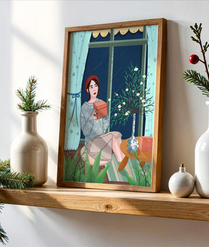 Mujer sosteniendo una caja de regalo en un interior acogedor con flores y ventana lluviosa