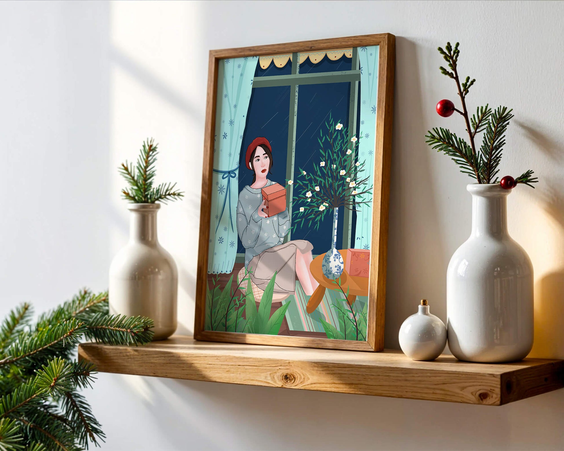 Mujer sosteniendo una caja de regalo en un interior acogedor con flores y ventana lluviosa