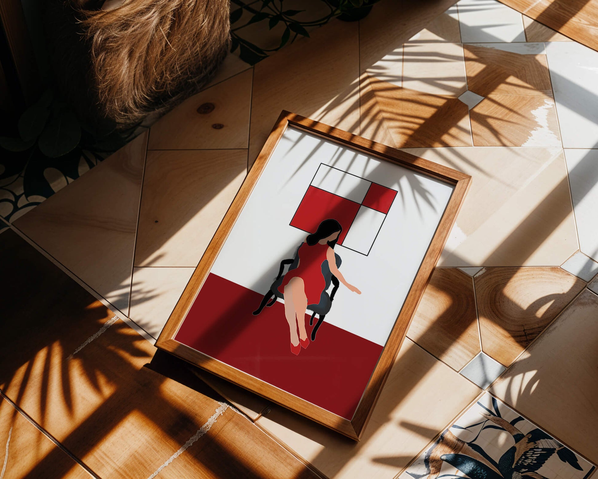 Mujer abstracta en vestido rojo sentada en una silla con arte geométrico en la pared