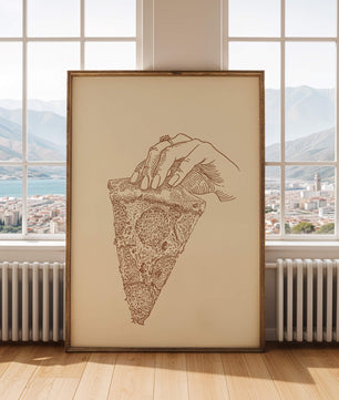 Mano sosteniendo una ilustración detallada de una porción de pizza vintage