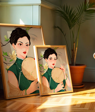Mujer elegante con vestido tradicional sosteniendo un abanico decorativo con flores de magnolia