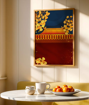 Traditionelles asiatisches Dach mit goldenem Laub auf dunklem Abendhimmel