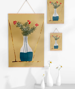 Vase avec des fleurs rouges et des accents dorés