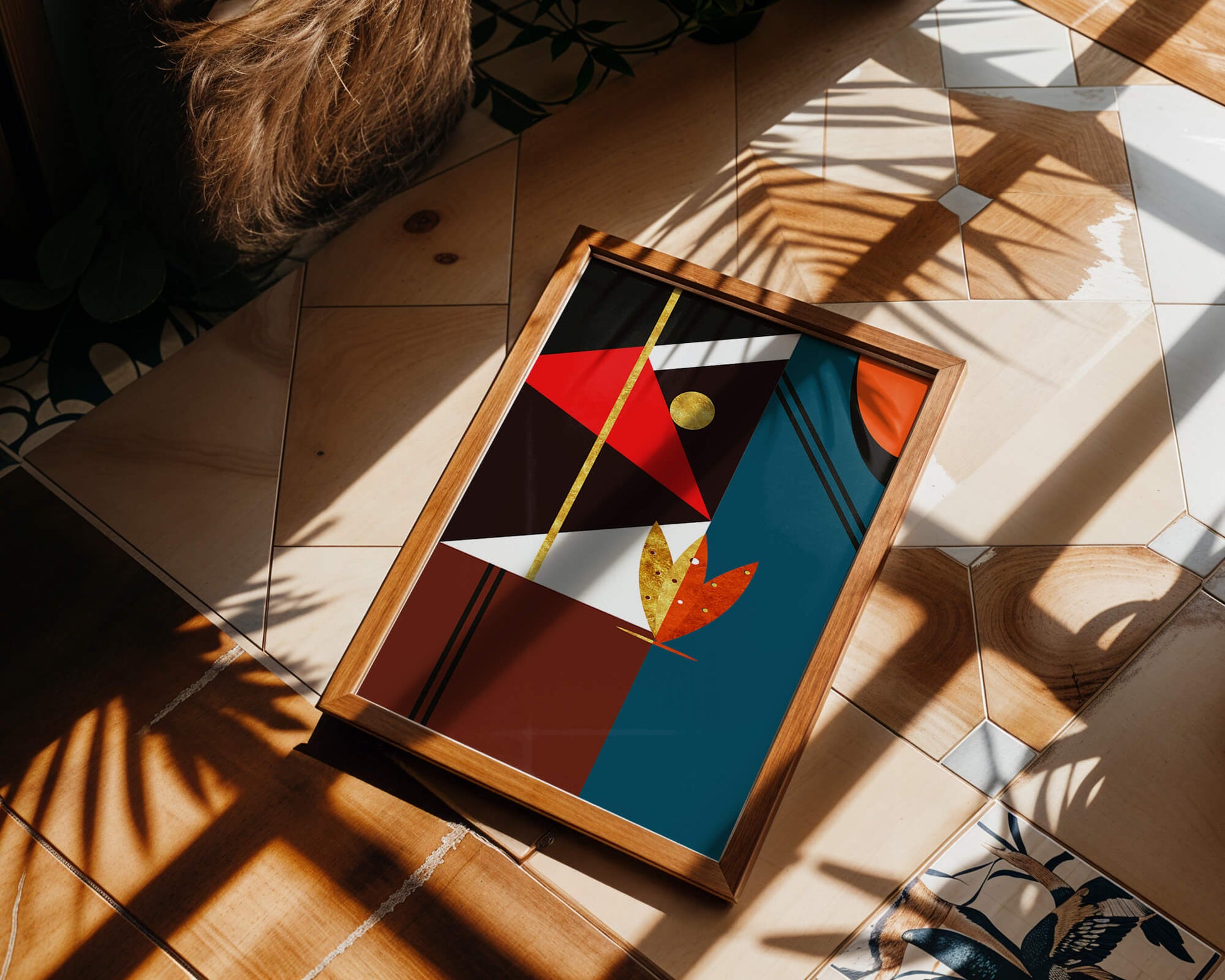 Geometrische abstrakte Kunst mit Gold und kräftigen Formen