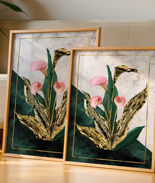 Abstrakte botanische Kunst mit rosa Calla-Lilien und goldenen Blättern