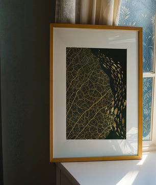 Hoja abstracta con patrón geométrico y siluetas de peces