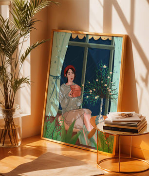 Mujer sosteniendo una caja de regalo en un interior acogedor con flores y ventana lluviosa