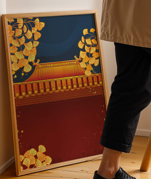 Traditionelles asiatisches Dach mit goldenem Laub auf dunklem Abendhimmel