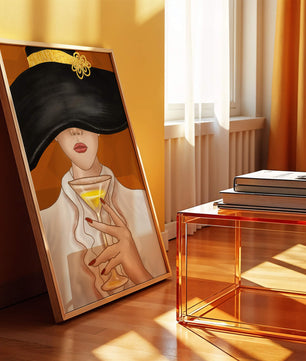 Femme avec un chapeau noir orné d’une touche dorée tenant un verre à cocktail