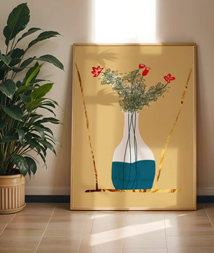 Vase avec des fleurs rouges et des accents dorés