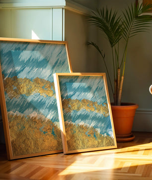 Pintura abstracta con textura dorada y fondo azul