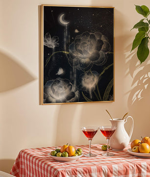 Fleur nocturne avec floraisons au clair de lune et papillon illuminé
