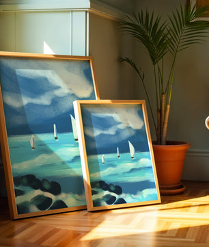 Paisaje marino con veleros navegando olas azules bajo un cielo dramático