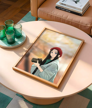 Chica de anime con boina roja sosteniendo una cámara durante el otoño