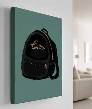 Elegante mochila negra con detalles dorados e inscripción de amor