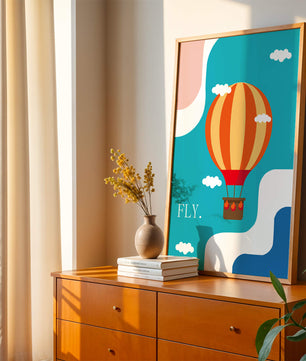 Bunte Heißluftballon-Illustration mit Wolken und abstrakten Formen
