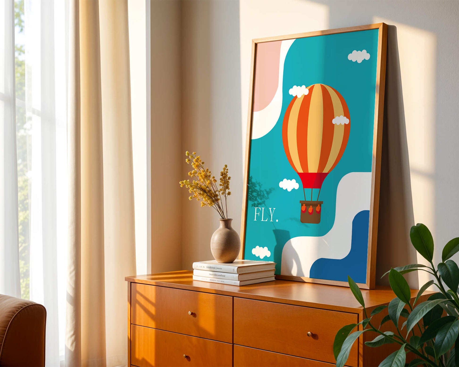 Bunte Heißluftballon-Illustration mit Wolken und abstrakten Formen