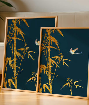 Goldener Bambus und Vogel vor tiefblauem Hintergrund