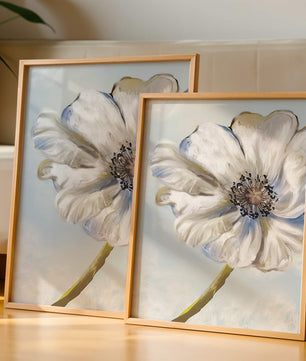 Art captivant de fleurs blanches avec des nuances de bleu sur un fond pastel